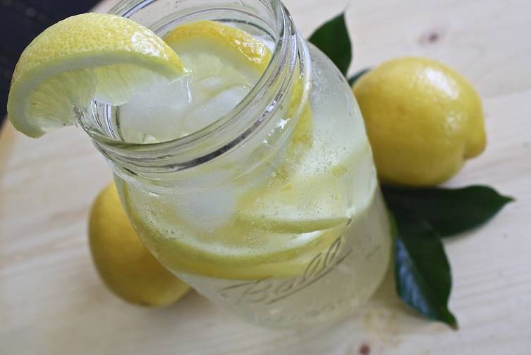 cara membuat infused water lemon