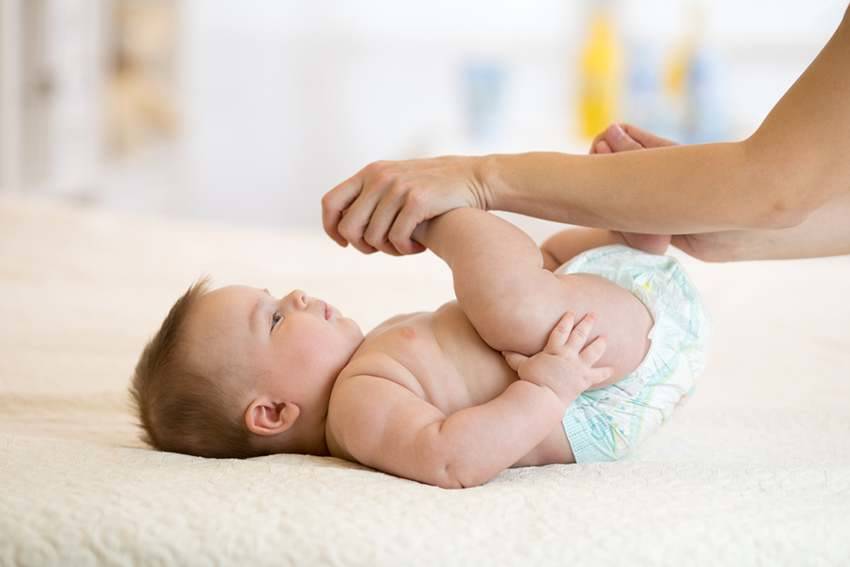 Ketahui banyak sekali cara menyendawakan bayi yang sempurna biar si kecil terbebas dari perut kemb Cara Menyendawakan Bayi dengan Berbagai Metode Sederhana